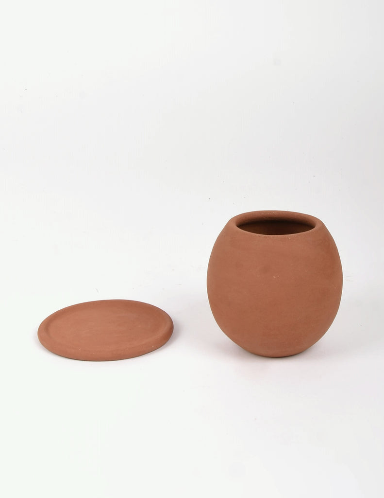 Phoebe Planter Thin saucer next to rounded planter